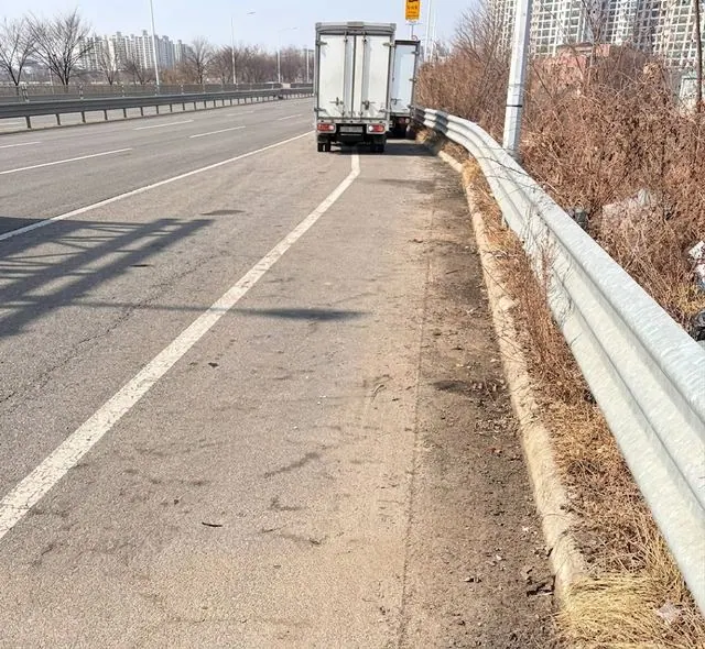 김포시, 김포한강로·태장로 등 도로 청소 사각지대 정비 사진 1