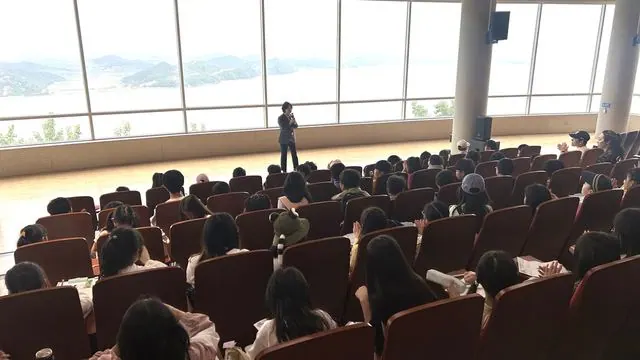 지역의 역사에 대한 문화해설을 듣는 학생들