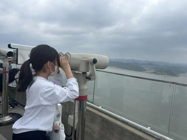김포나진초등학교 학생들이 애기봉평화생태공원 조강전망대에서 북녘 땅을 바라보고 있다