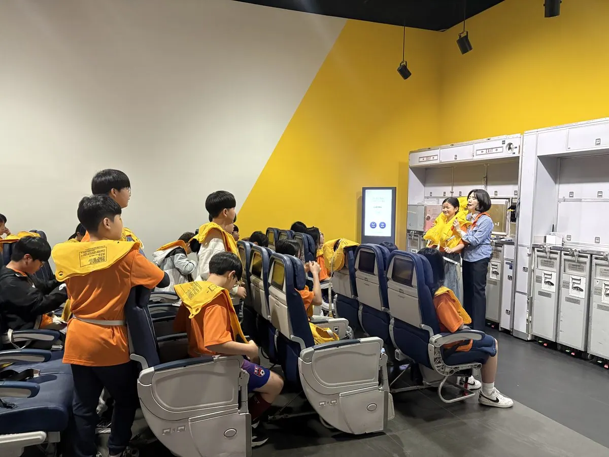 김포 아이들이 미래모빌리티 및 항공체험 교육을 받고 있다.