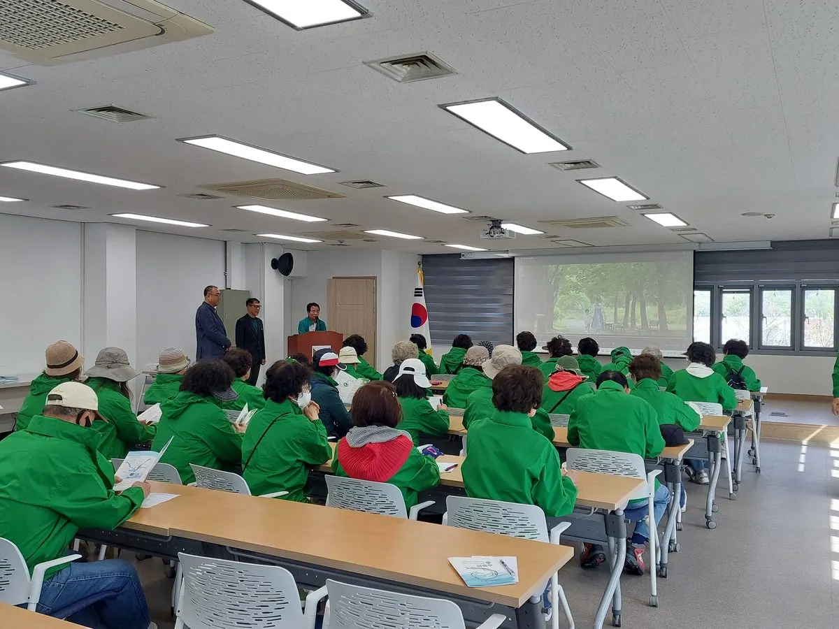 김포노인대학생 129명, 고촌정수장서 금빛수 생산과정 견학