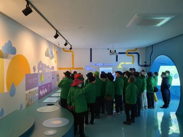 김포노인대학생 129명, 고촌정수장서 금빛수 생산과정 견학 사진 2