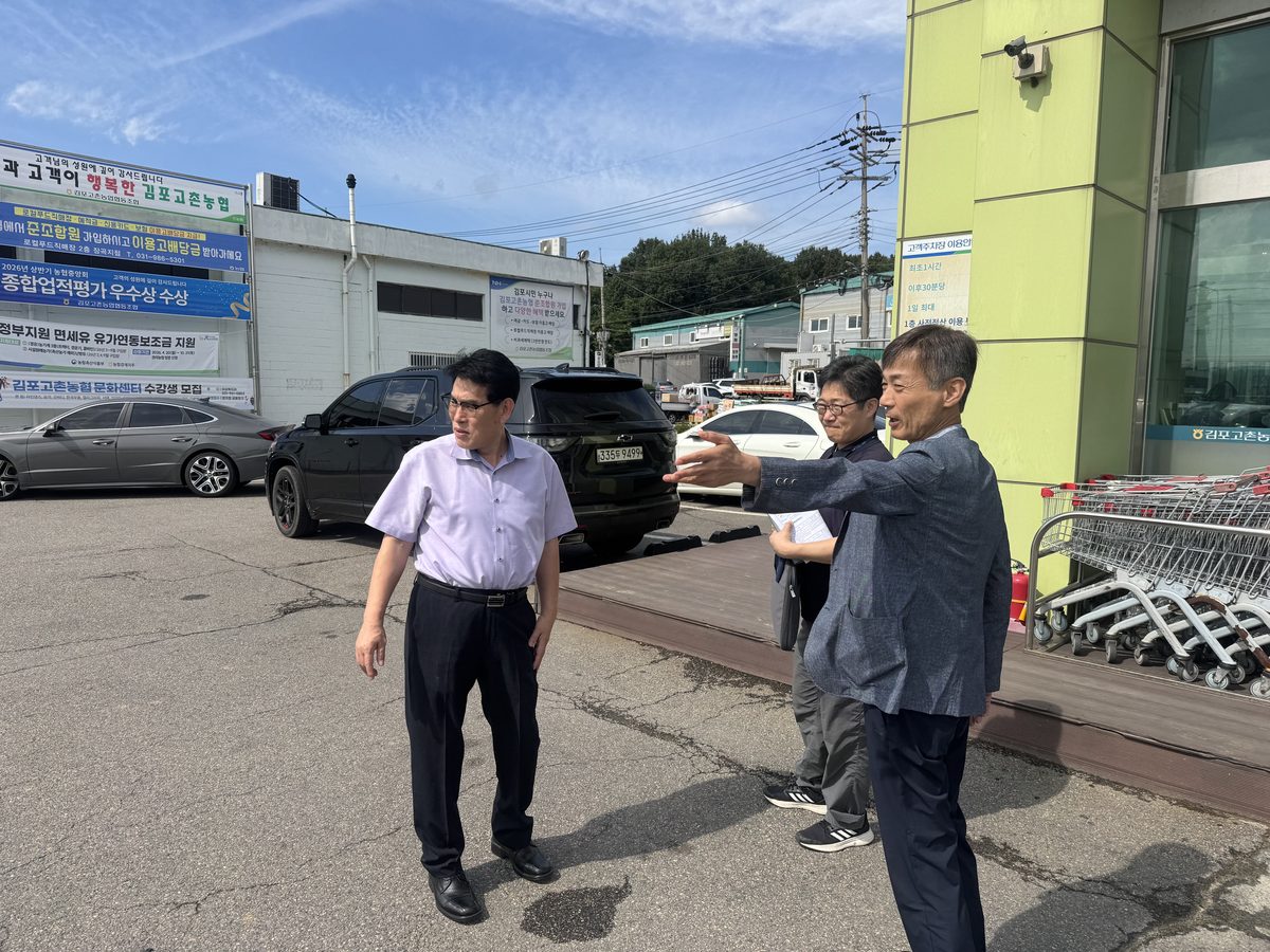 김포시농업기술센터가 성공적인 장터 운영과 고품질 포도 출하를 위해 개최에 앞서 9월 2일(수) 현장행정을 진행했다.