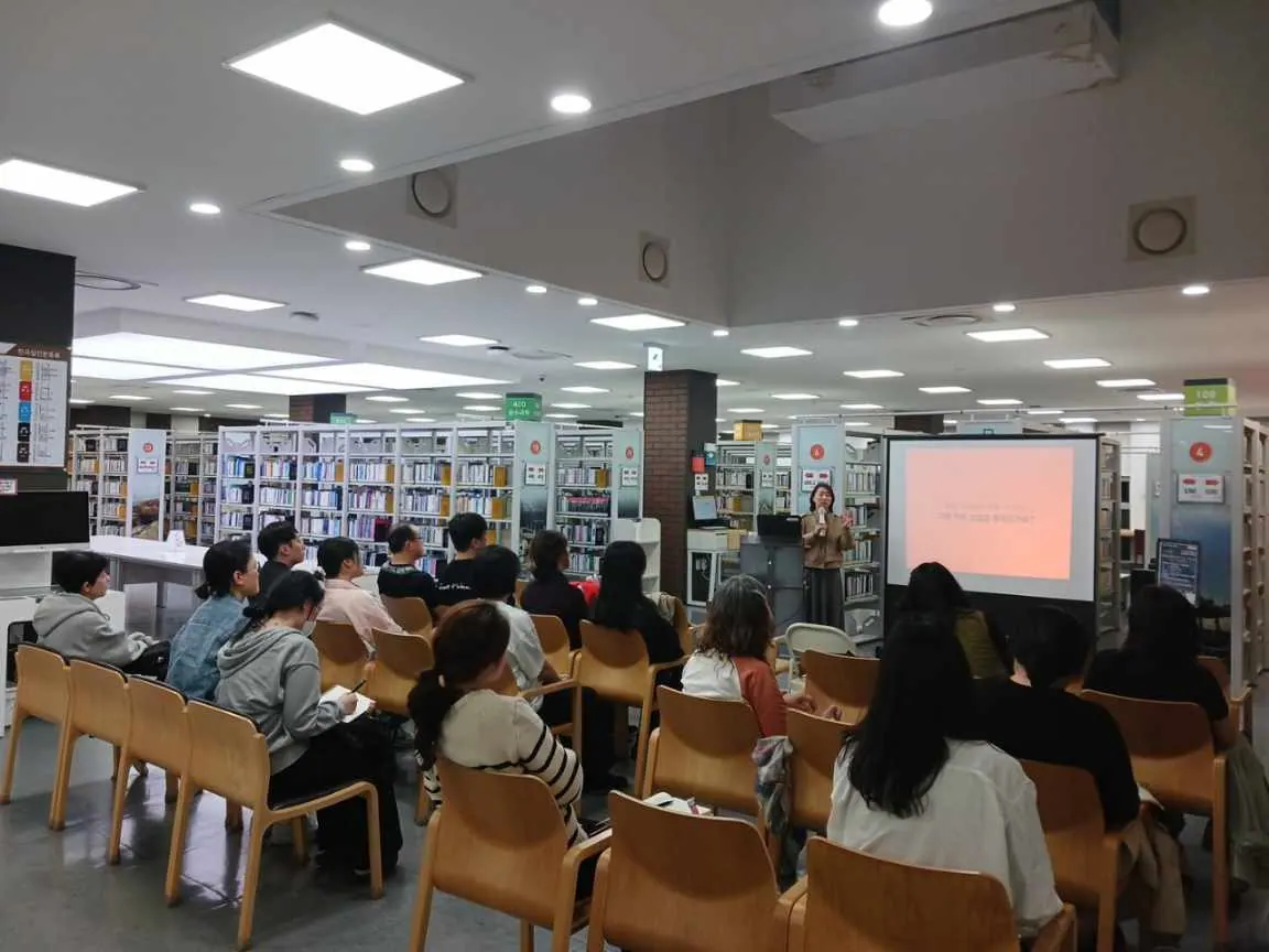 1 강연중 사진 2 독서중 사진 3 레진아트 체험 사진 4 졸음쉼터 5 귀가 전 단체사진