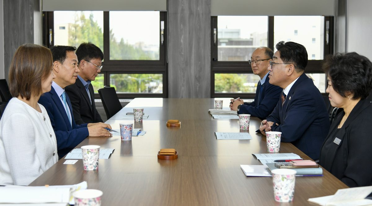 이기형 김포시장이 김포교육지원청 신임 교육장 및 주요 간부들과 간담회를 갖고 지역 교육 발전과 협력 강화 방안을 논의하고 있다.