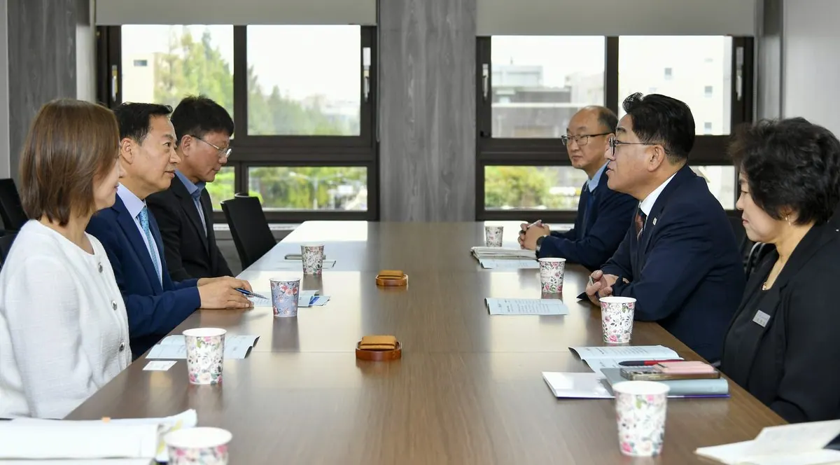 이기형 김포시장이 김포교육지원청 신임 교육장 및 주요 간부들과 간담회를 갖고 지역 교육 발전과 협력 강화 방안을 논의하고 있다.