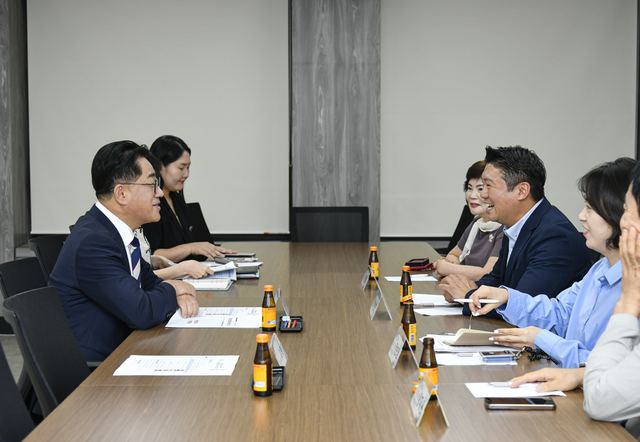 김포시장, 주민자치협의회 임원진과 정담회…처우개선 논의 사진 1
