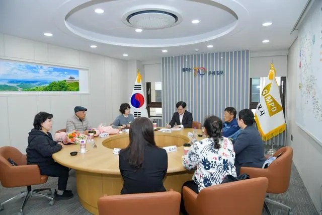 김병수 시장이 정담회에서 보존회 회원들과 소통하고 있다.