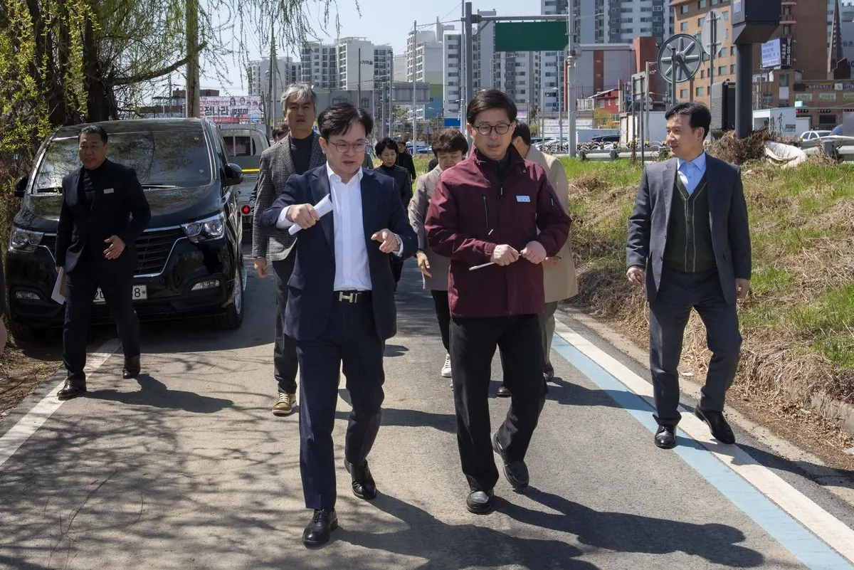 김병수 김포시장이 7일 고다니 유수지, 한강중앙공원, 김포대로 미세먼지 저감숲 조성 대상지 등 주요 사업 현장을 방문해 진행 상황을 점검하고 시민 중심의 공간 조성 방안을 모색하고 있다.