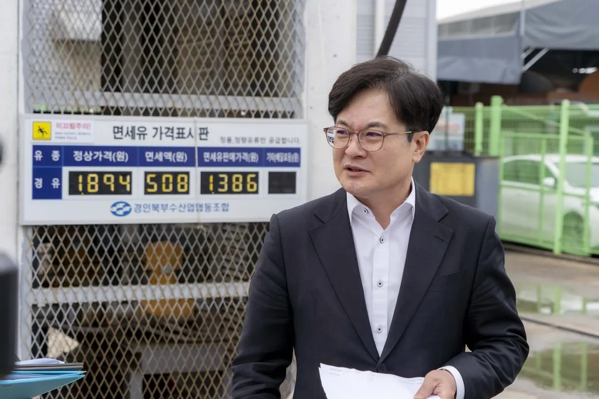 김병수 김포시장이 최근 불안정한 중동 정세 장기화로 인한 글로벌 공급망 위기에 선제적 대응으로 6일 대명항 어선 유류 공급장, 신김포농협 영농자재지원센터, 종량제봉투 공급처 등을 찾아 현장행정을 실시했다. 1,2 대