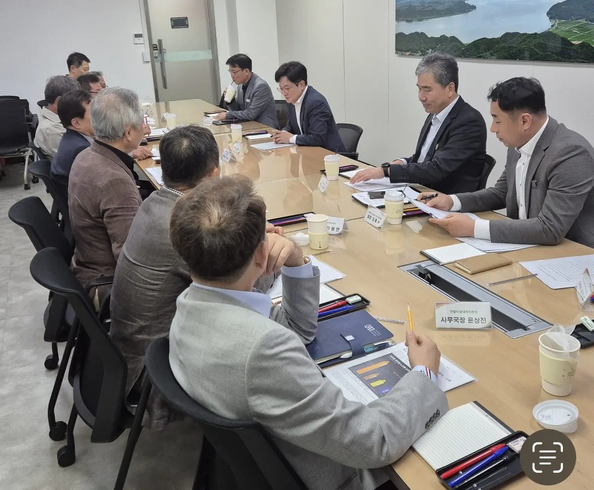 김병수 시장이 김포한강2콤팩트시티 내 대책위와 간담회를 갖고 있다.(2025.10.)