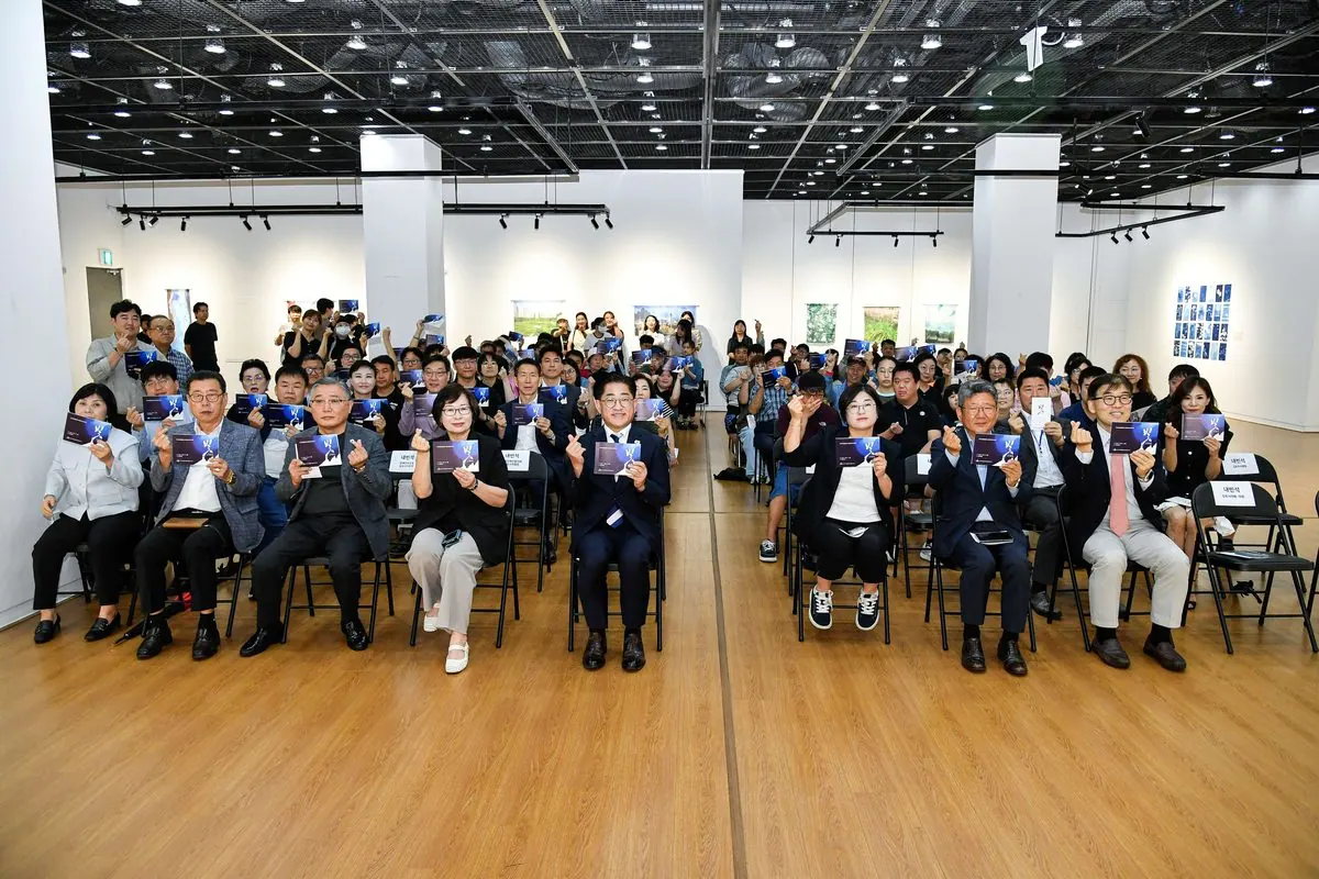 이기형 시장이 지난 1일 오전 10시 김포아트홀 1층 전시실에서 개최한 ‘제6회 발달장애인 사진전시회’에 참석해 격려와 응원의 뜻을 전했다.