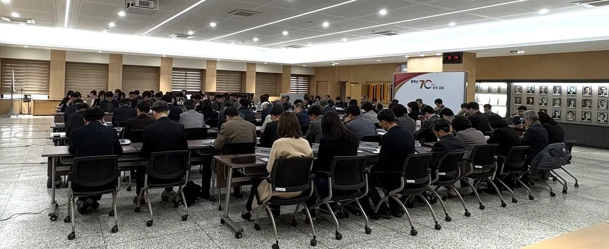 김포시는 3월 30일 시청 본관 3층 대회의실에서 시장 주재로 확대간부회의를 개최하고 주요 현안 및 정책 추진 방향을 점검했다.
