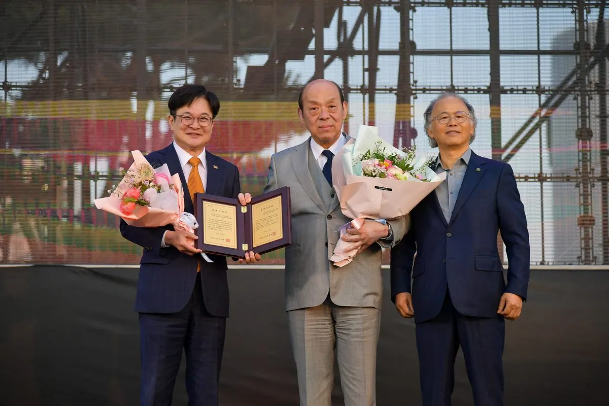 김포시는 28일 김포시민의 날을 맞아 김포시를 찾은 제15대 심수관(본명 오사코 가즈테루, 명예 총영사)에게 명예시민증을 수여했다. 1,2 김병수 시장이 제15대 심수관에게 명예시민증을 수여했다. 3 제15대 심수관