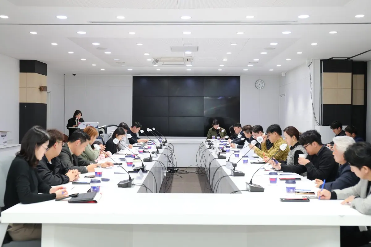 김포시(시장 김병수)가 25일 김포시청 중회의실에서 풍무역세권 등 관내 공동주택 입주예정자협의회와 간담회를 개최했다.