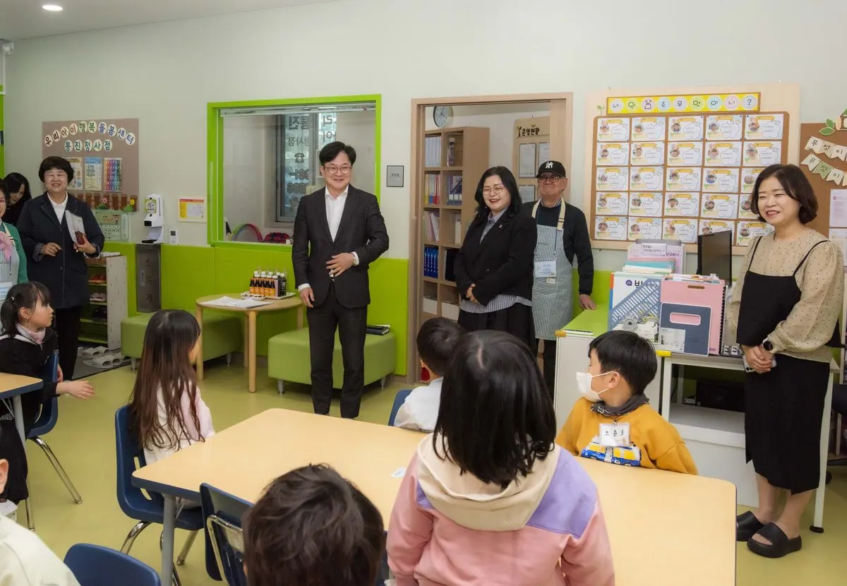 김병수 김포시장이 26일 아이발달지원센터와 특화 돌봄센터를 방문해 운영현황을 점검하고, 발달지원과 돌봄이 연계된 아동 맞춤형 서비스 강화 방안 모색에 나섰다.