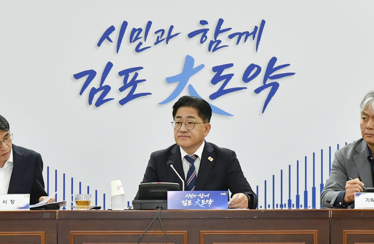이기형 김포시장은 지난 31일(월) 취임 후 첫 대면 확대간부회의를 주재하며 주요 현안 사업추진 상황과 추석 연휴 대비 부서별 준비 현황을 점검했다.