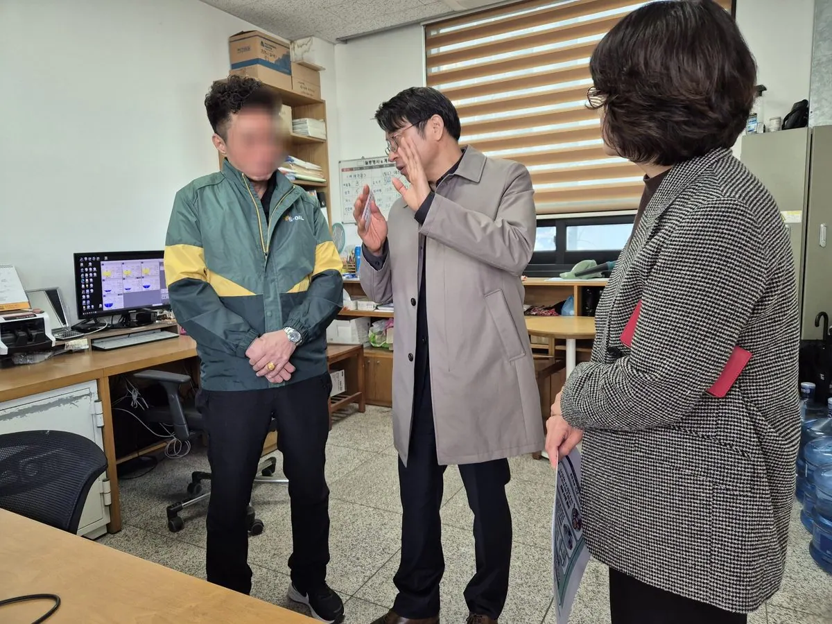 이석범 김포 부시장이 관내 주유소를 방문해 현장 의견을 수렴하고 유가안정 협조를 당부하고 있다.