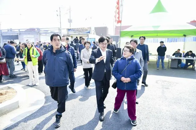 김포 대명항 새 수산물직판장, 시장이 직접 점검 사진 1