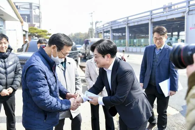 김포 대명항 새 수산물직판장, 시장이 직접 점검 사진 2