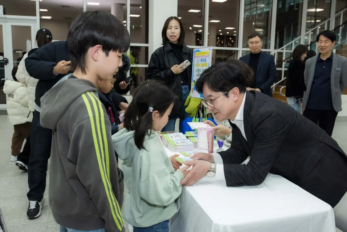 김병수 김포시장이 12일 김포만화도서관과 모담도서관을 방문해 도서관 야간 운영 현장을 점검하고 시민들과 소통하는 현장 행정을 실시했다.
