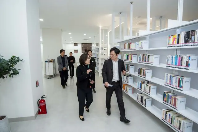 김포 도서관 야간개장 현장점검…독서대전도 개막 사진 3