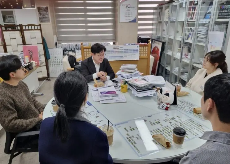 김병수 김포시장이 ‘청렴 팝업 카페’에서 직원들과 격식없이 마주앉아 의견을 나누고 있다.