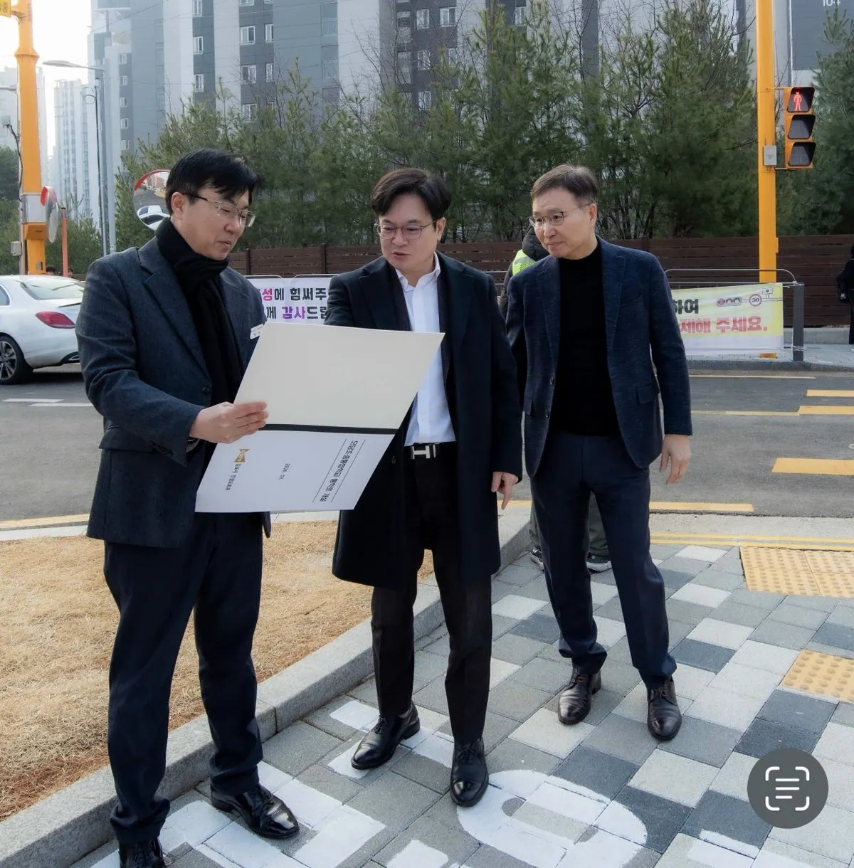 김병수 시장이 9일 오전 운양동 모담초·중학교를 방문해 통학로 안전 점검을 실시하고 학교 관계자 및 학부모들과 함께 교육 현안을 논의하는 자리를 가졌다.