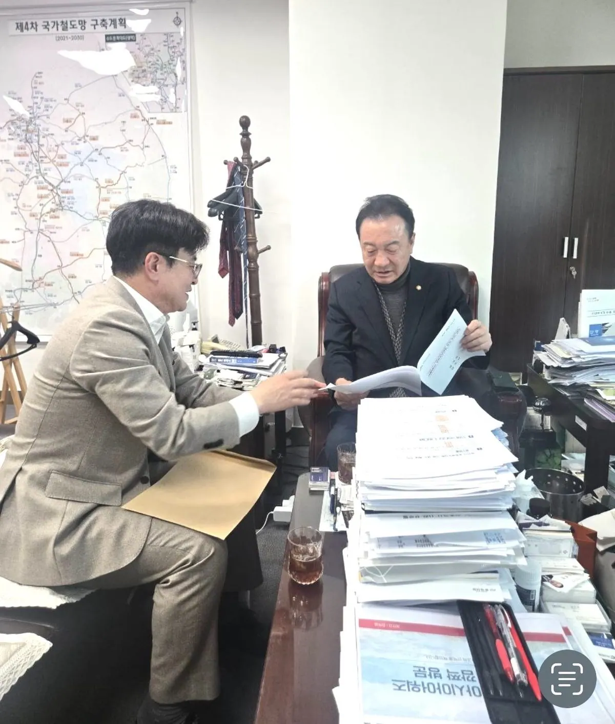1,2 김병수 시장은 4일 엄태영 국회 국토교통위원회 청원심사소위원장을 면담하고, ‘서울 지하철 5호선 김포·검단 연장 사업’의 신속한 예비타당성조사 통과와 절차 진행을 강력히 촉구했다.