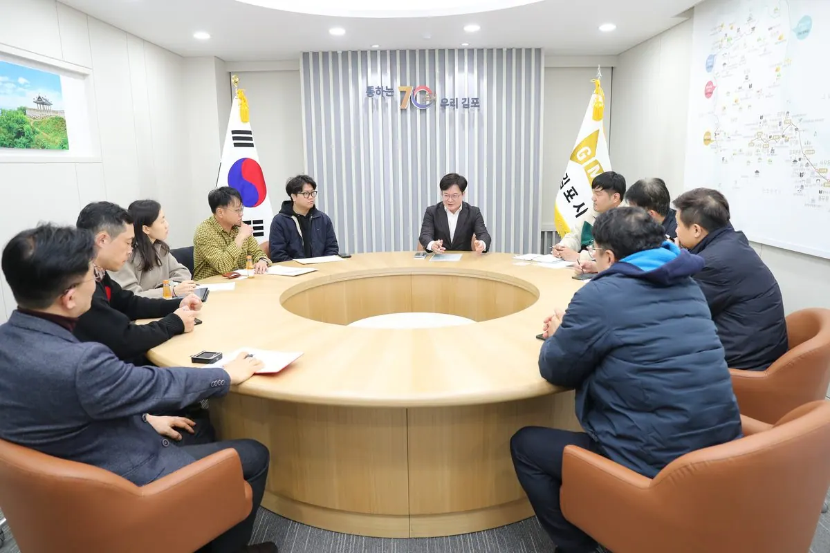 김병수 시장이 3일 서울지하철 5호선 국회국민청원에 힘쓴 시민들을 만났다. 시민들은 이날 김병수 시장에게 ‘서울 지하철 5호선 연장 관련 시민 의견 전달서’를 건넸고, 김병수 시장은 오는 4일 정부 관계자를 만나 청