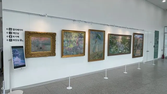 김포 모담도서관, 모네 작품 5점 로비 전시 사진 1